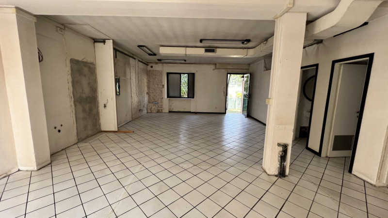 Noventa Padovana - zona Oltrebrenta. Si vende ufficio al piano terra con ingresso indipendente e ...