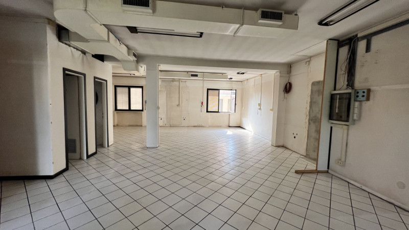 Noventa Padovana - zona Oltrebrenta. Si vende ufficio al piano terra con ingresso indipendente e ...