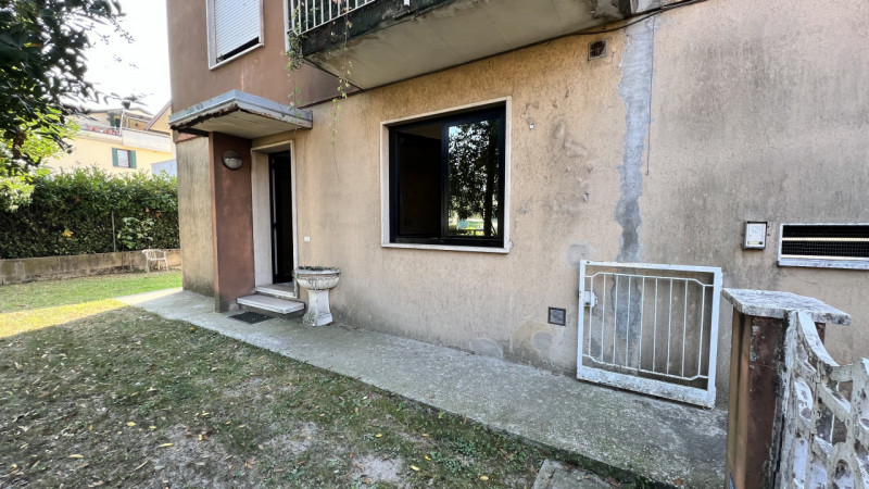 Noventa Padovana - zona Oltrebrenta. Si vende ufficio al piano terra con ingresso indipendente e ...