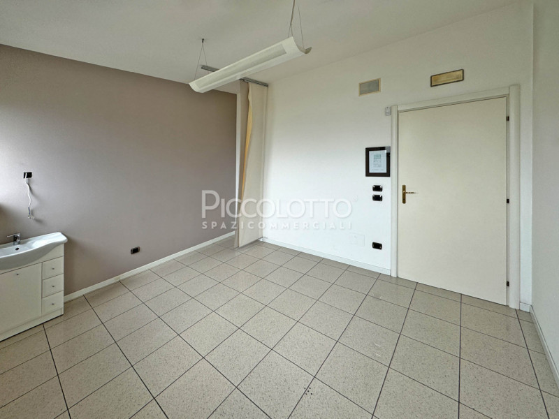 Rif. A4977 - Moderno ufficio disponibile in affitto a Casella d'Asolo, situato in posizione centr...