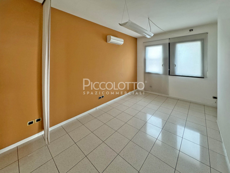 Rif. A4977 - Moderno ufficio disponibile in affitto a Casella d'Asolo, situato in posizione centr...