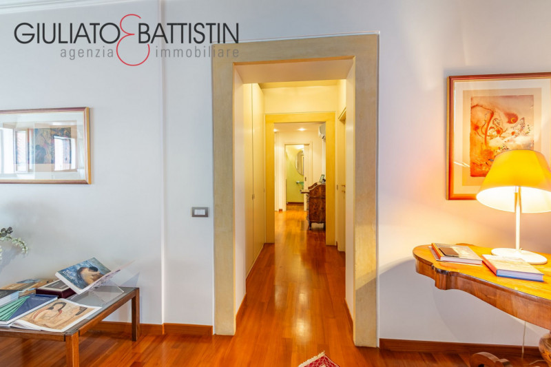 VICENZA: in Contrà Porti, su palazzo seicentesco di pregio, proponiamo al piano secondo un appart...