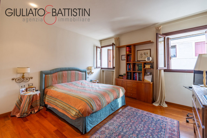 VICENZA: in Contrà Porti, su palazzo seicentesco di pregio, proponiamo al piano secondo un appart...