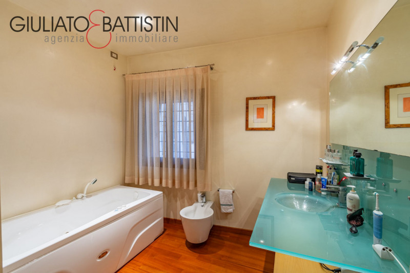 VICENZA: in Contrà Porti, su palazzo seicentesco di pregio, proponiamo al piano secondo un appart...