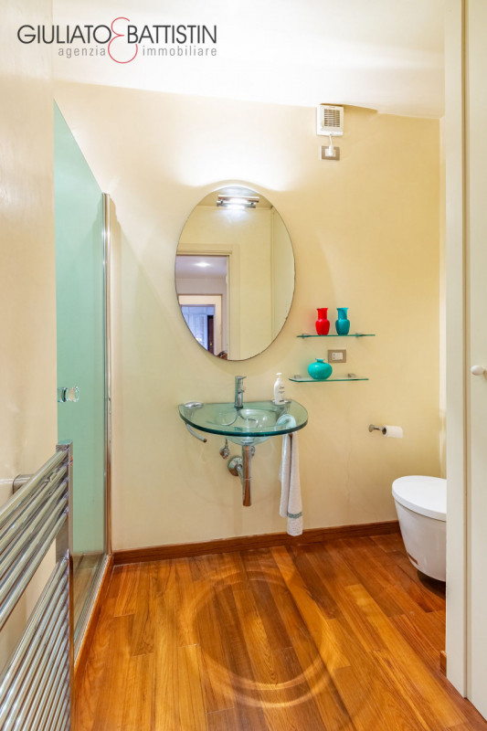 VICENZA: in Contrà Porti, su palazzo seicentesco di pregio, proponiamo al piano secondo un appart...