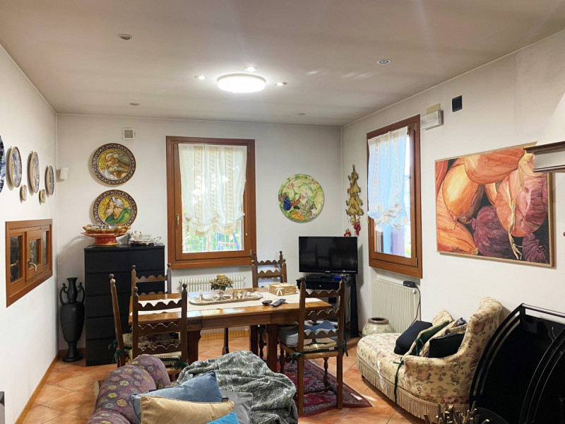 Castelfranco V.to: in frazione proponiamo in vendita una villa singola in stile rustico, localizz...