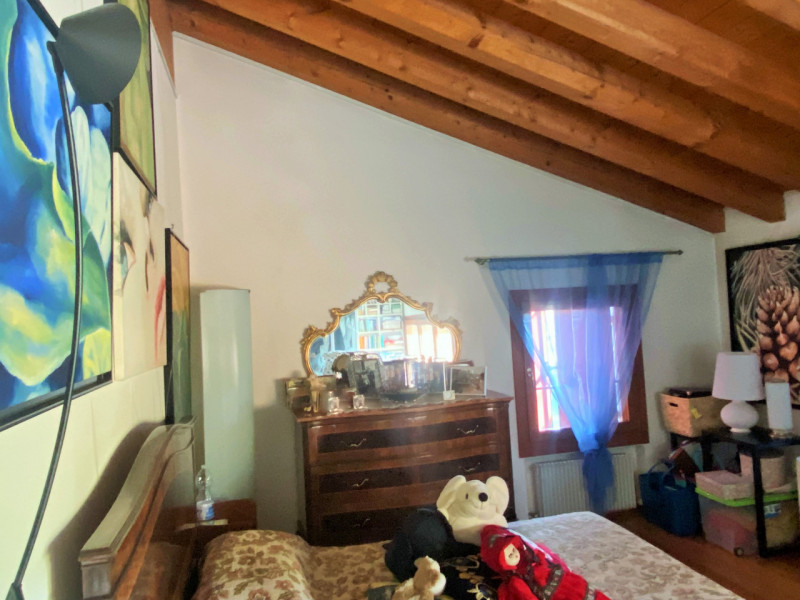 Castelfranco V.to: in frazione proponiamo in vendita una villa singola in stile rustico, localizz...