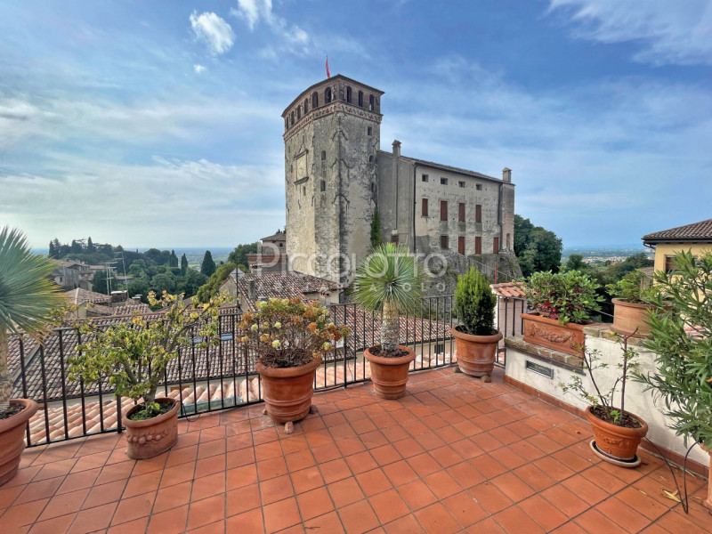 Rif. A4979 - Nel cuore del centro storico di Asolo, disponibile in affitto suggestivo appartament...