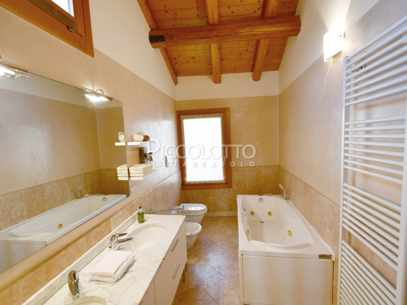 Rif. A4979 - Nel cuore del centro storico di Asolo, disponibile in affitto suggestivo appartament...