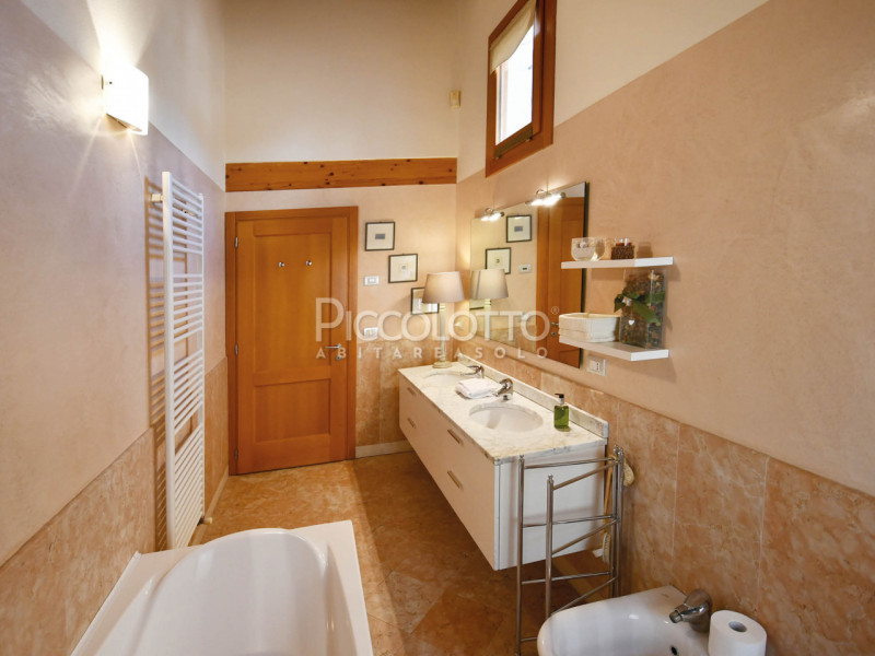 Rif. A4979 - Nel cuore del centro storico di Asolo, disponibile in affitto suggestivo appartament...