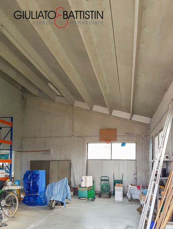 VILLAGANZERLA: proponiamo in vendita una villa BIFAMILIARE del 2006 di generose metrature e prege...