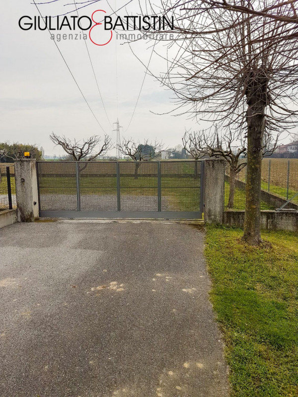 VILLAGANZERLA: proponiamo in vendita una villa BIFAMILIARE del 2006 di generose metrature e prege...