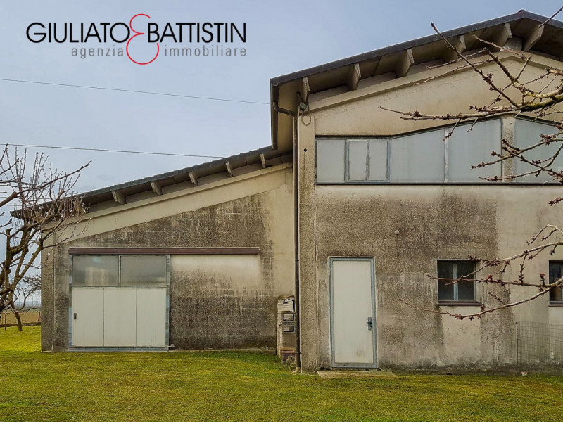 VILLAGANZERLA: proponiamo in vendita una villa BIFAMILIARE del 2006 di generose metrature e prege...