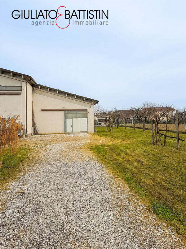 VILLAGANZERLA: proponiamo in vendita una villa BIFAMILIARE del 2006 di generose metrature e prege...