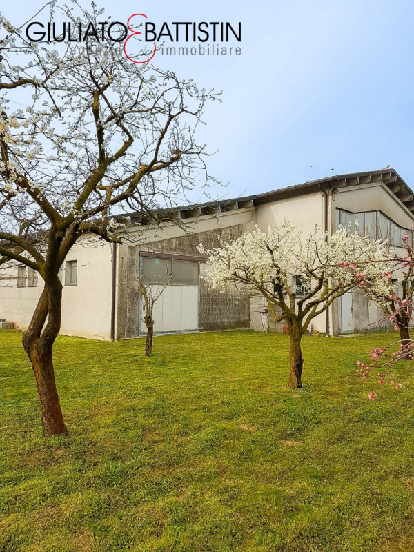 VILLAGANZERLA: proponiamo in vendita una villa BIFAMILIARE del 2006 di generose metrature e prege...