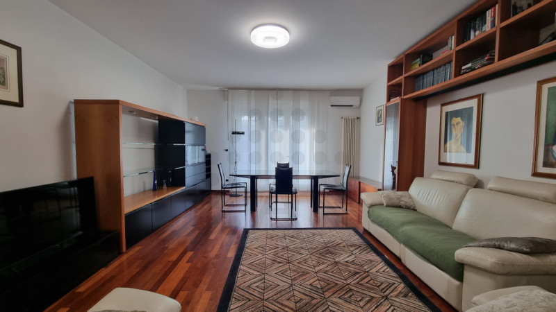 In zona Colombo ad Abano, nelle strette vicinanze del Policlinico, proponiamo la locazione parzia...