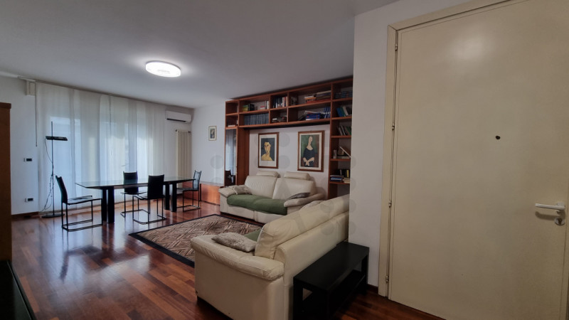 In zona Colombo ad Abano, nelle strette vicinanze del Policlinico, proponiamo la locazione parzia...