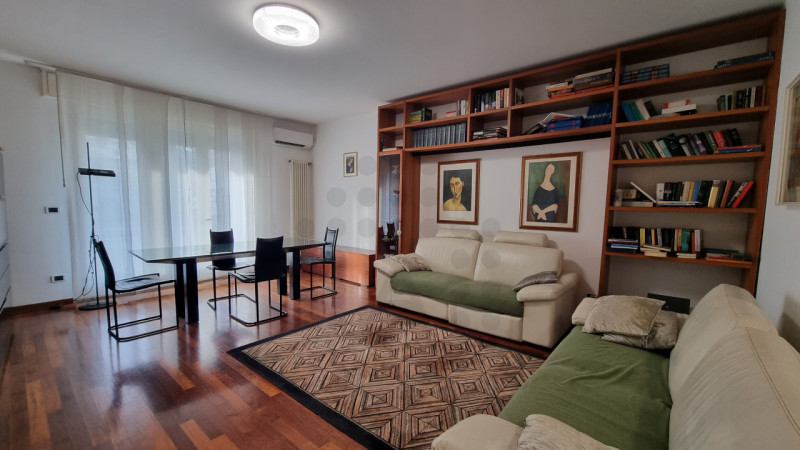 In zona Colombo ad Abano, nelle strette vicinanze del Policlinico, proponiamo la locazione parzia...