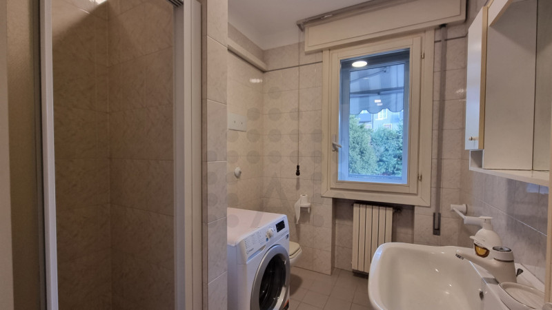 In zona Colombo ad Abano, nelle strette vicinanze del Policlinico, proponiamo la locazione parzia...