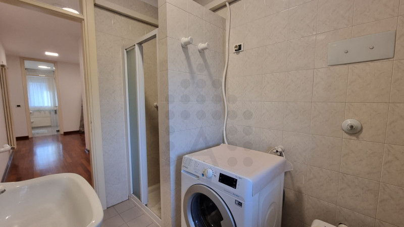 In zona Colombo ad Abano, nelle strette vicinanze del Policlinico, proponiamo la locazione parzia...