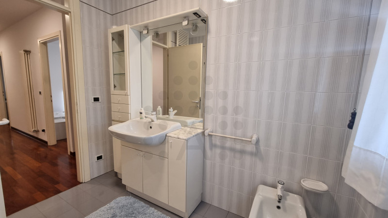 In zona Colombo ad Abano, nelle strette vicinanze del Policlinico, proponiamo la locazione parzia...