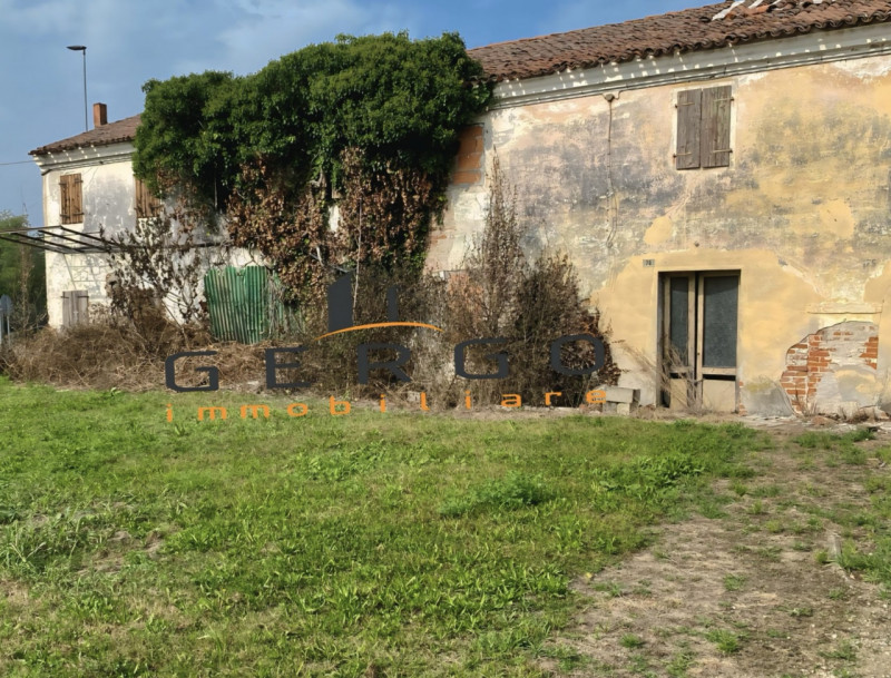 (Per INFO 331619043) A Massanzago proponiamo in vendita una bifamiliare degli anni '60 dalle ampi...