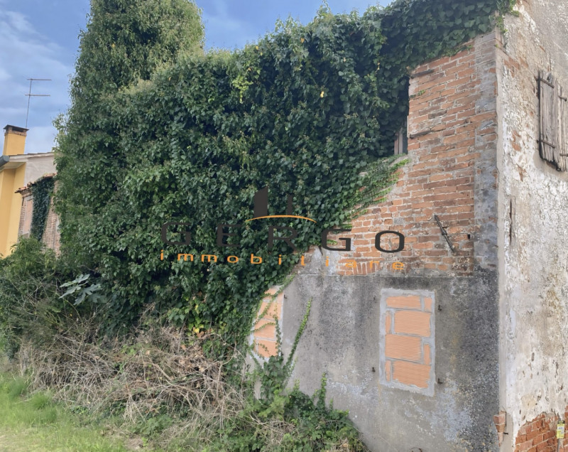 (Per INFO 331619043) A Massanzago proponiamo in vendita bifamiliare degli anni '60 dalle ampie me...