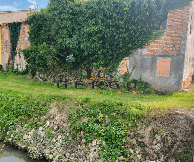 (Per INFO 331619043) A Massanzago proponiamo in vendita bifamiliare degli anni '60 dalle ampie me...