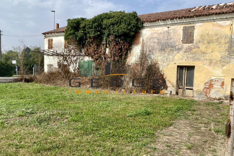 (Per INFO 331619043) A Massanzago proponiamo in vendita bifamiliare degli anni '60 dalle ampie me...