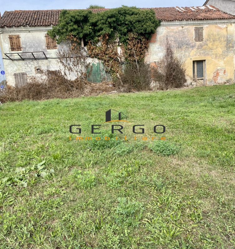 (Per INFO 331619043) A Massanzago proponiamo in vendita bifamiliare degli anni '60 dalle ampie me...