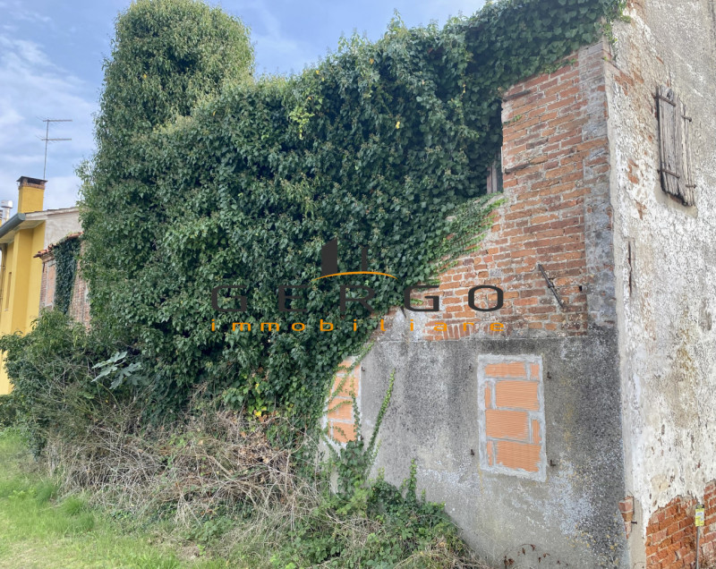 (Per INFO 331619043) A Massanzago proponiamo in vendita bifamiliare degli anni '60 dalle ampie me...