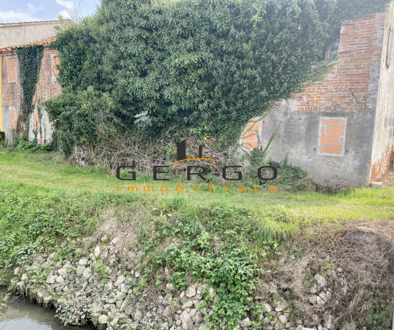 (Per INFO 331619043) A Massanzago proponiamo in vendita bifamiliare degli anni '60 dalle ampie me...