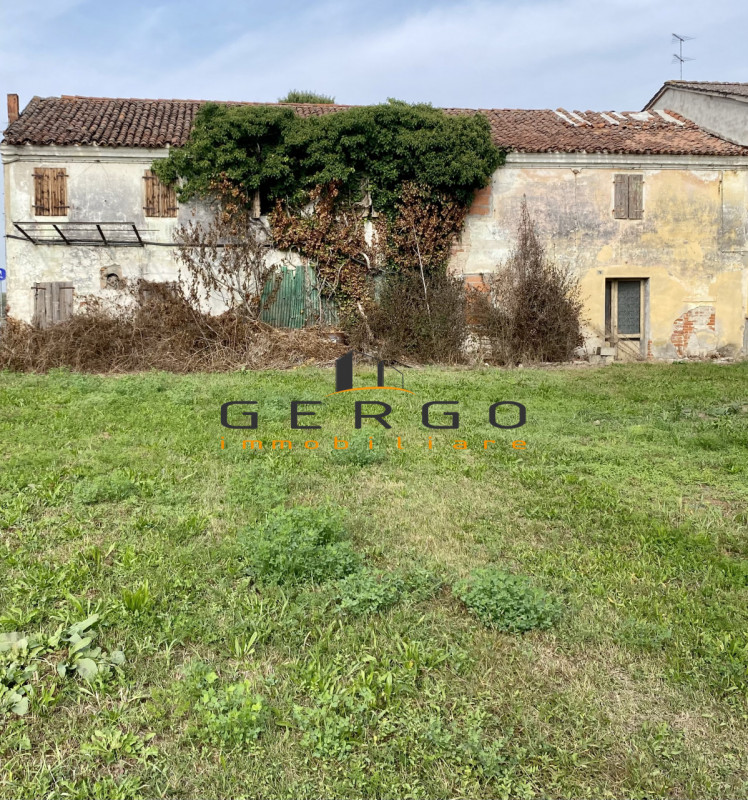 (Per INFO 331619043) A Massanzago proponiamo in vendita bifamiliare degli anni '60 dalle ampie me...