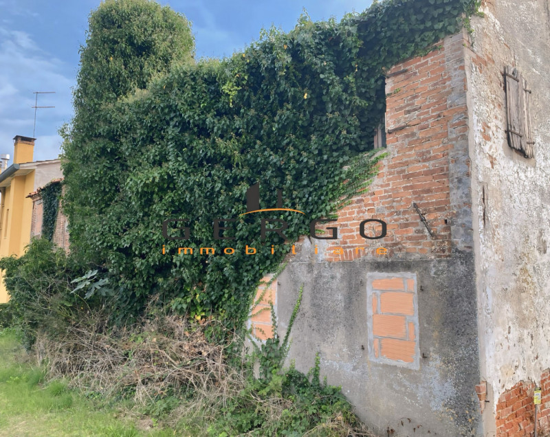 (Per INFO 331619043) A Massanzago proponiamo in vendita bifamiliare degli anni '60 dalle ampie me...