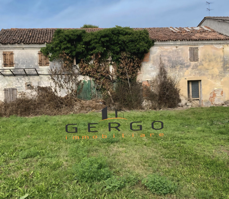 (Per INFO 331619043) A Massanzago proponiamo in vendita bifamiliare degli anni '60 dalle ampie me...