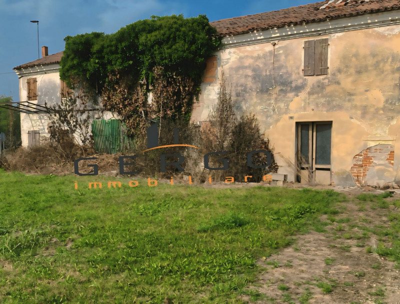 (Per INFO 331619043) A Massanzago proponiamo in vendita bifamiliare degli anni '60 dalle ampie me...