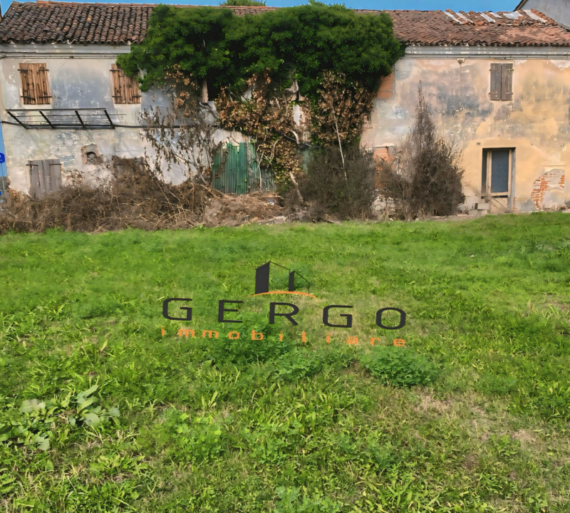 (Per INFO 331619043) A Massanzago proponiamo in vendita bifamiliare degli anni '60 dalle ampie me...