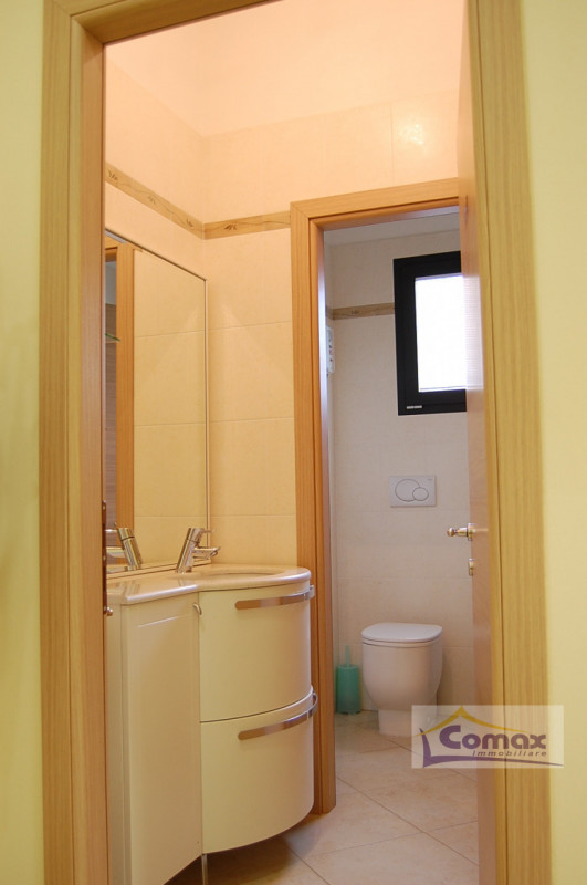 Saccolongo Negozio/ufficio di c.a. mq. 260, zona centralissima con ampie vetrine e comodi parcheg...