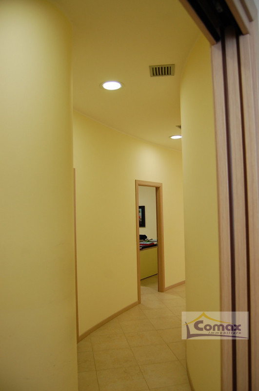 Saccolongo Negozio/ufficio di c.a. mq. 260, zona centralissima con ampie vetrine e comodi parcheg...