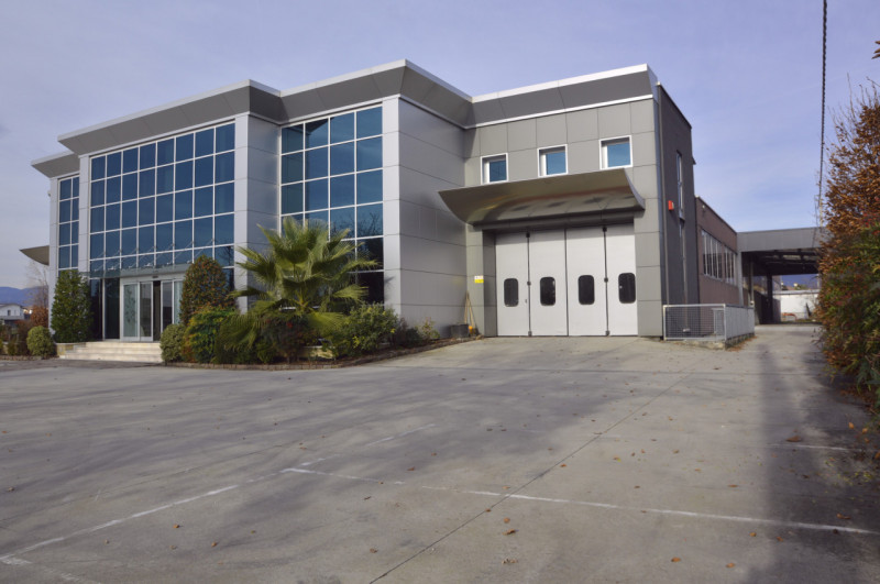 Proponiamo in locazione immobile produttivo con ampia palazzina uffici di rappresentanza che gara...