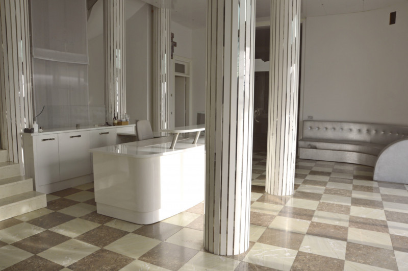 Proponiamo in locazione immobile produttivo con ampia palazzina uffici di rappresentanza che gara...