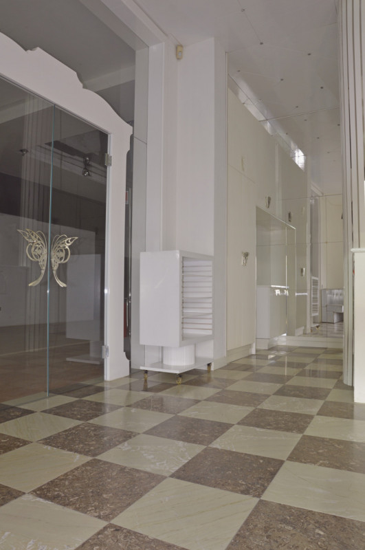 Proponiamo in locazione immobile produttivo con ampia palazzina uffici di rappresentanza che gara...