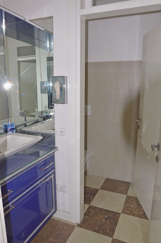 Proponiamo in locazione immobile produttivo con ampia palazzina uffici di rappresentanza che gara...