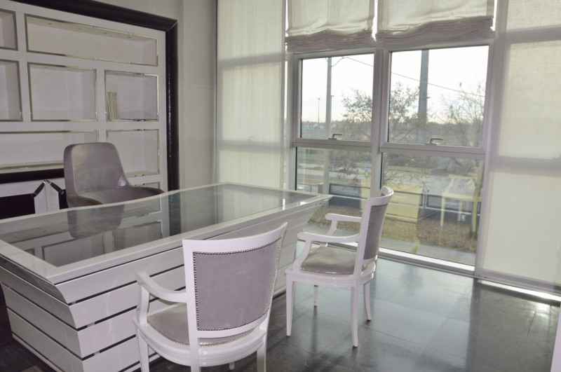 Proponiamo in locazione immobile produttivo con ampia palazzina uffici di rappresentanza che gara...