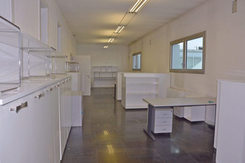 Proponiamo in locazione immobile produttivo con ampia palazzina uffici di rappresentanza che gara...