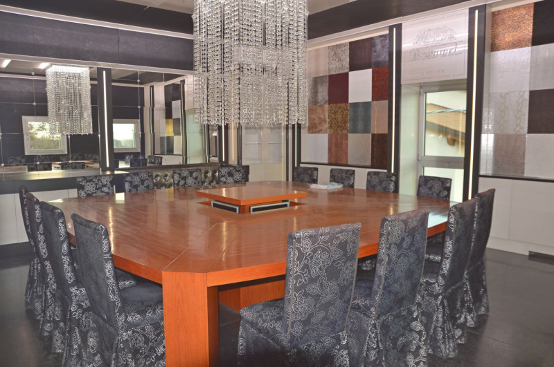 Proponiamo in locazione immobile produttivo con ampia palazzina uffici di rappresentanza che gara...