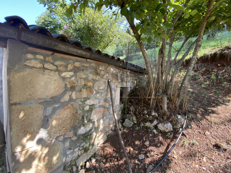 In vendita a Val Liona proponiamo un grazioso rustico indipendente attualmente fruibile come seco...