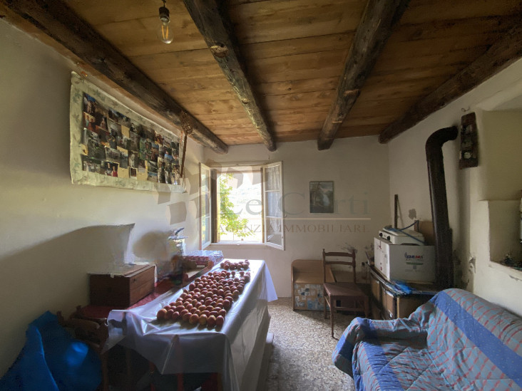 In vendita a Val Liona proponiamo un grazioso rustico indipendente attualmente fruibile come seco...