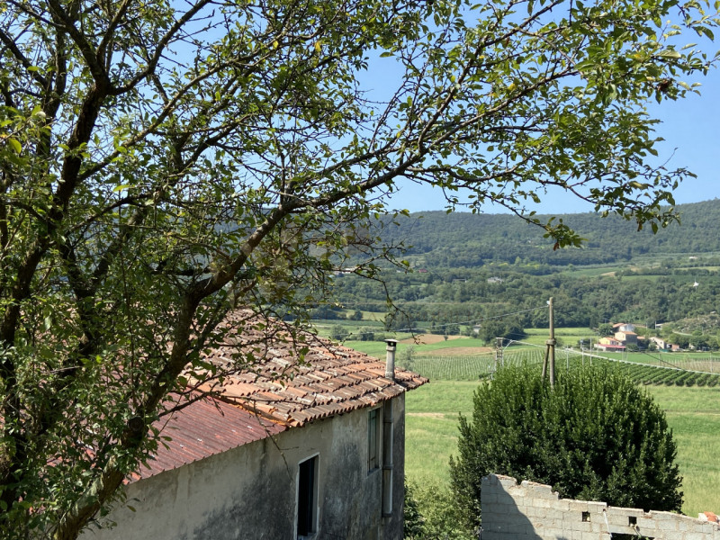 In vendita a Val Liona proponiamo un grazioso rustico indipendente attualmente fruibile come seco...