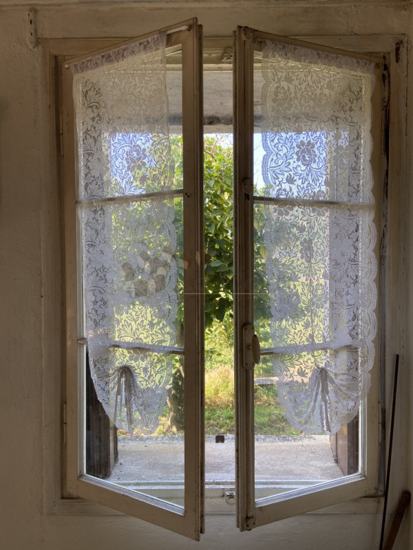 In vendita a Val Liona proponiamo un grazioso rustico indipendente attualmente fruibile come seco...